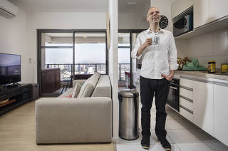 ESPECIAL***Candidatos a prefeito mostram suas casas*** Atual prefeito Bruno Covas (PSDB) e que tenta releicao, em sua cozinha que eh aberta para a sala de seu apartamento alugado na Barra Funda
