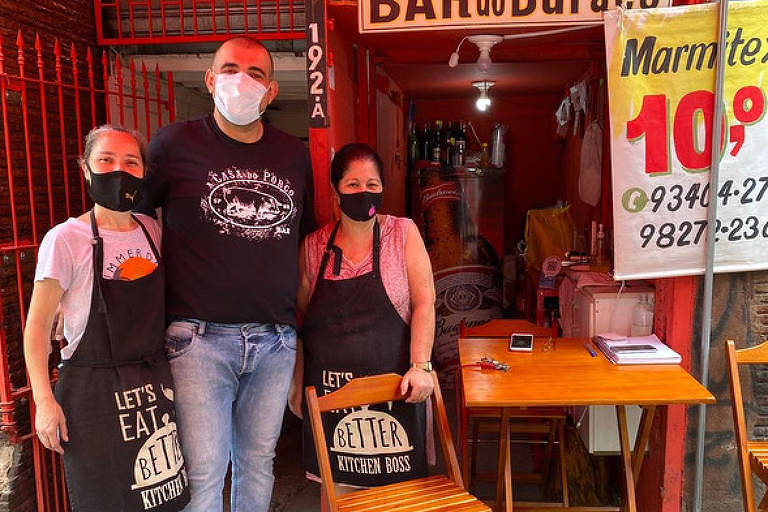  Sônia e Lucila Mendes proprietárias do mini-restaurante Bar do Buraco com o chef Jefferson Rueda, da Casa do Porco