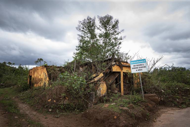 O rompimento ocorreu por problemas de monitoramento e drenagem. Foi feito um recuo para canteiro de obras, o que era desaconselhado pela fiscalização