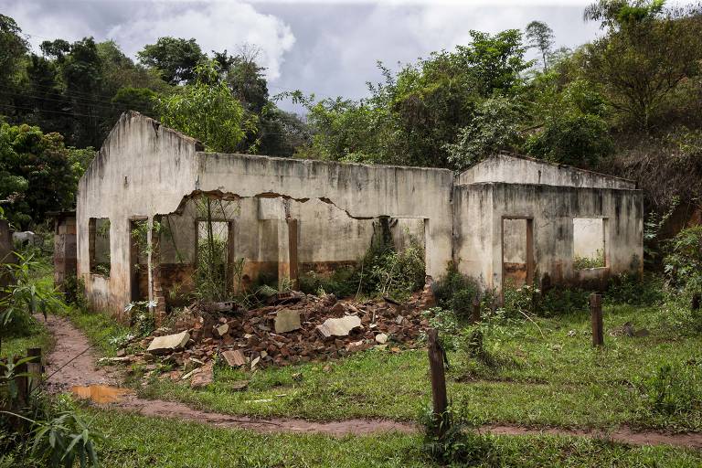 Ruínas deixadas pela passagem de cerca de 40 bilhões de litros de lama que escorreram da barragem do Fundão, em Bento Rodrigues