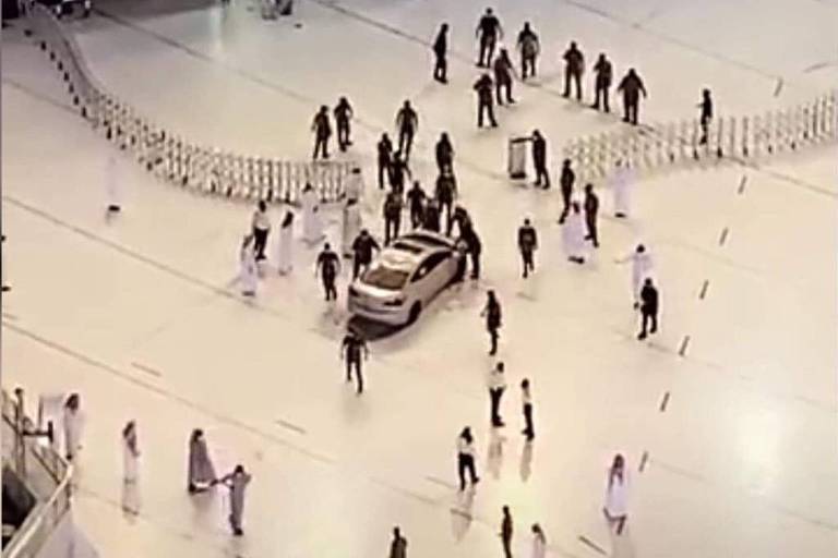 Saudita avança com carro contra Grande Mesquita de Meca; veja vídeo