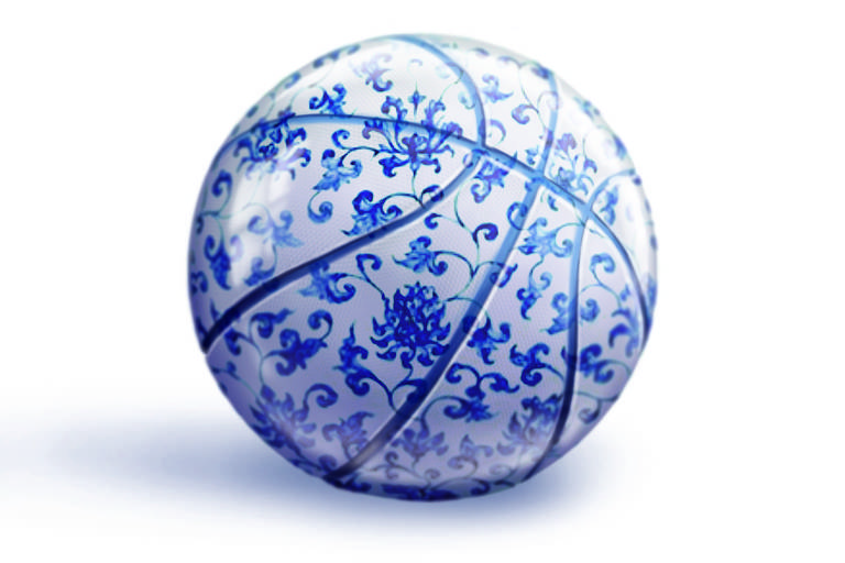 Uma bola de basquete feita de porcelana branca e pintada com arabescos azuis