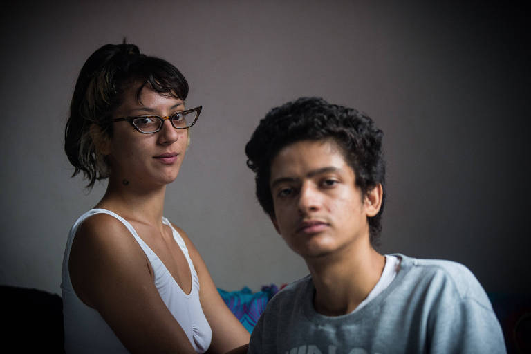 Rickson Lucas Silva Luna, 21, e Raphaela Arins, 22,  vem fazendo trabalho voluntário enquanto não conseguem uma vaga fixa