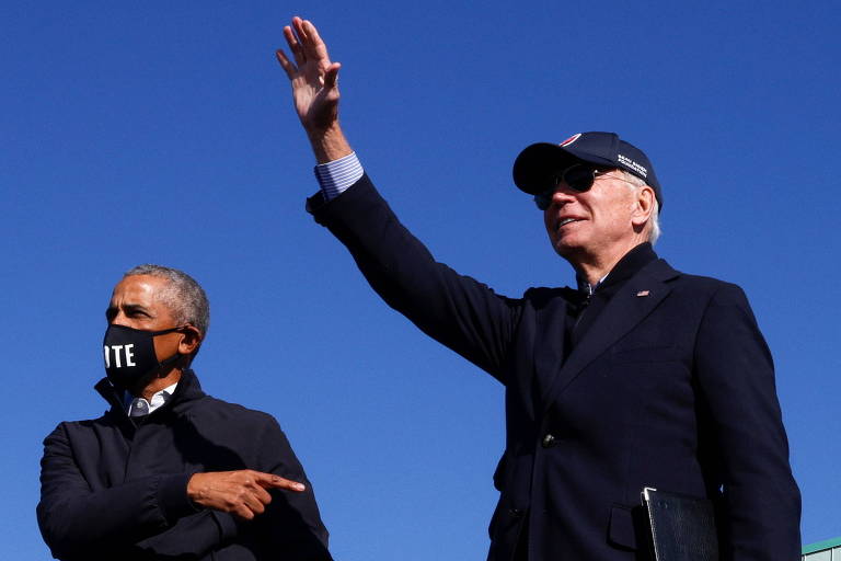 O ex-presidente Barack Obama, à esq., e o candidato democrata Joe Biden em evento em Flint, Michigan