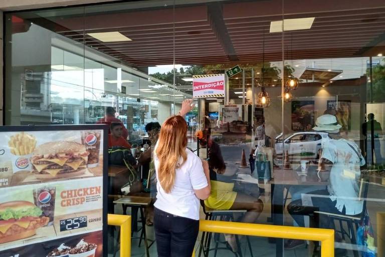 Loja da Burger King é interditada em Salvador após gerar aglomeração com promoção