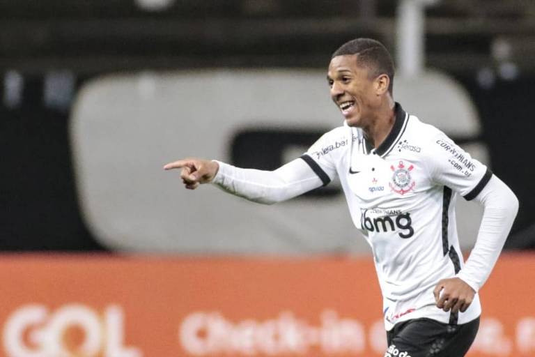 O atacante Matheus Davó comemora seu primeiro gol com a camisa do Corinthians em partida contra o Internacional, pela 19ª rodada do Brasileirão