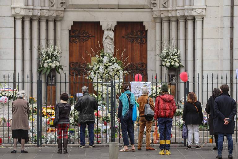 Franceses prestam homenagem às vítimas do atentado terrorista na basílica de Notre-Dame, em Nice
