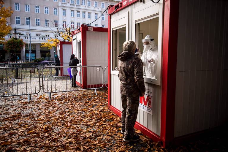Para tentar fugir de 'lockdown', Eslováquia testa 2,6 milhões em um dia