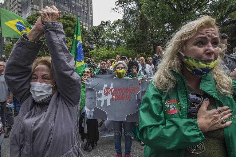 Apoiadores de Jair Bolsonaro cantam o hino nacional em ato contra a obrigatoriedade da vacina em São Paulo neste domingo (1º) t 