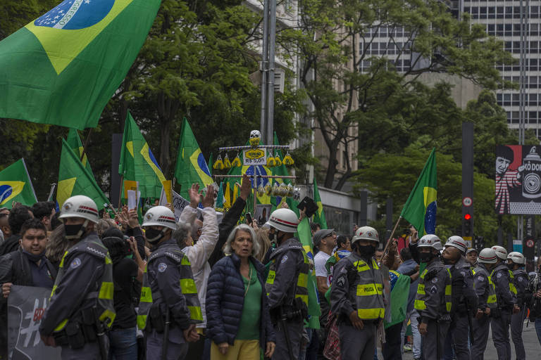 SÃO PAULO - SP - 01/10/2020 - Ato na Paulista com pautas contra vacina, Doria, Covas, comunismo, China e pro TRUMP.  Foto Marlene Bergamo/Folhapress (017). - Selene 585466