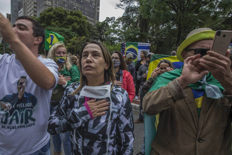 Apoiadores de Jair Bolsonaro cantam o hino nacional em ato contra a obrigatoriedade da vacina em São Paulo neste domingo (1º) t 