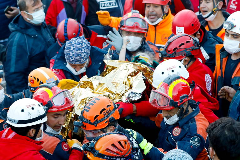 Após 65 h, menina de 3 anos é resgatada de escombros em terremoto na Turquia