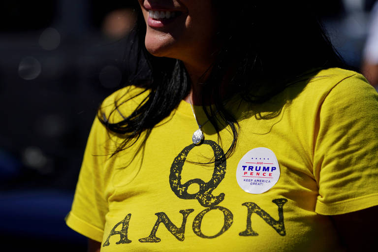 Apoiadora de Donald Trump veste camiseta com inscrição da teoria da conspiração QAnon, em Adairsville, na Geórgia