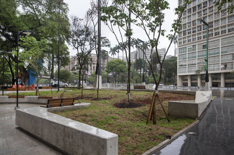 Laterais da região do Vale do Anhangabaú após nova reforma, que inseriu novo mobiliário, mudas e novo modelo de poste