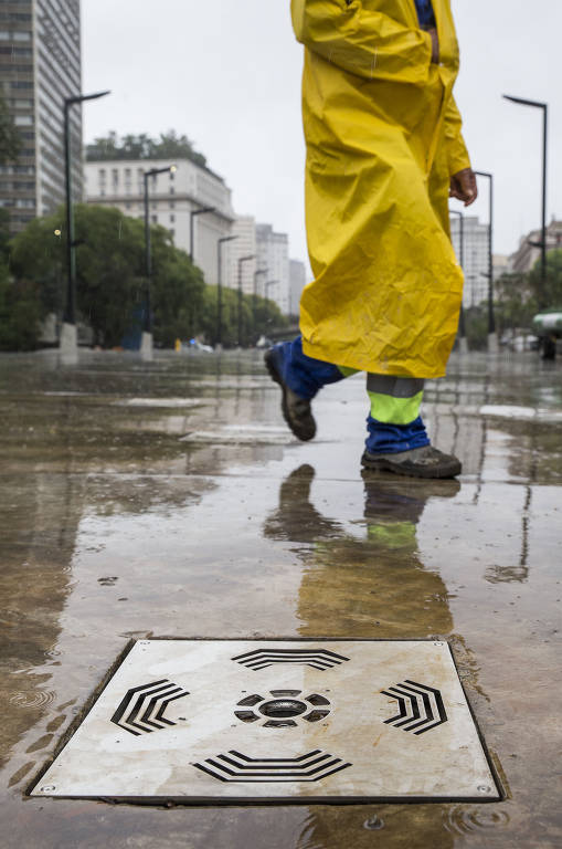 Novo piso do Vale do Anhangabaú, que, em algumas áreas, terá jatos d'água e luzes