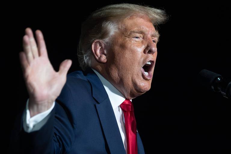 Trump grita durante evento de sua campanha