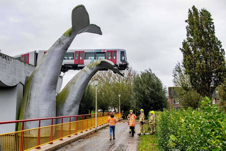 Escultura gigante de baleia evita acidente de metrô na Holanda