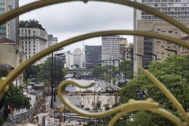 Vista do Vale do Anhangabaú, que passa por reforma, a partir do viaduto Santa Efigênia