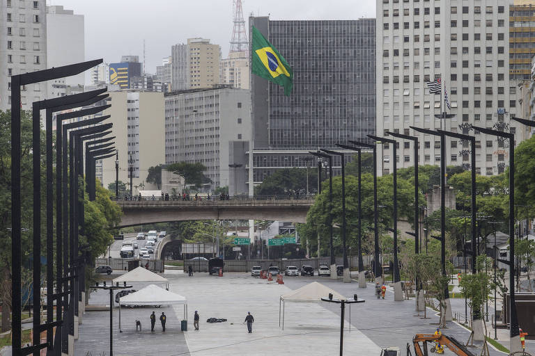 Novos postes de luz da obra da reforma do Vale do Anhangabaú