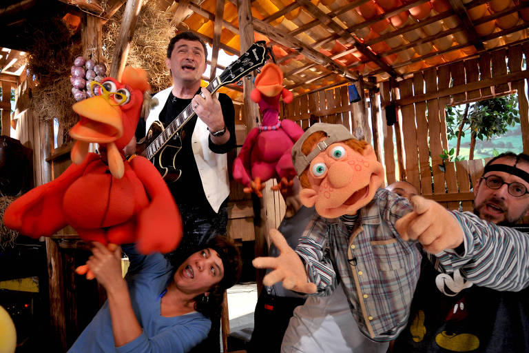 Fernando Gomes ao lado de bonecos e outros artistas do programa "Cocoricó"