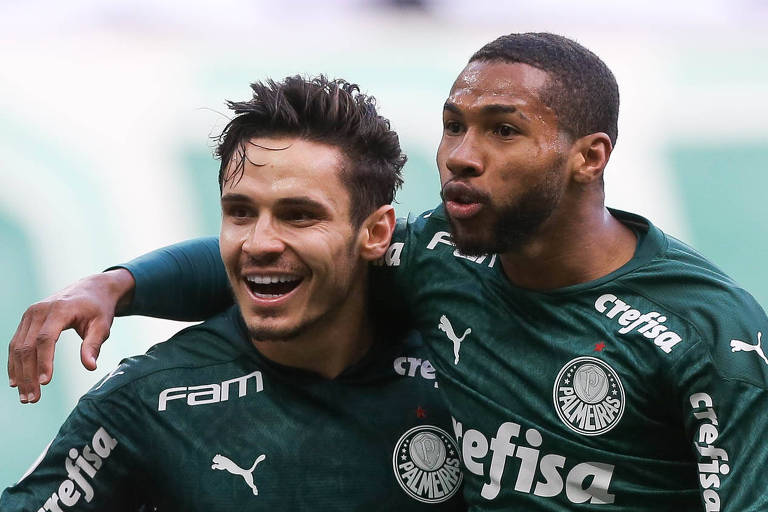 O meia Raphael Veiga (à esq.) comemora o seu gol, o primeiro do Palmeiras, abraçado pelo atacante Wesley, que anotou o terceiro e fechou a goleada sobre o Atlético-MG, no Allianz Parque