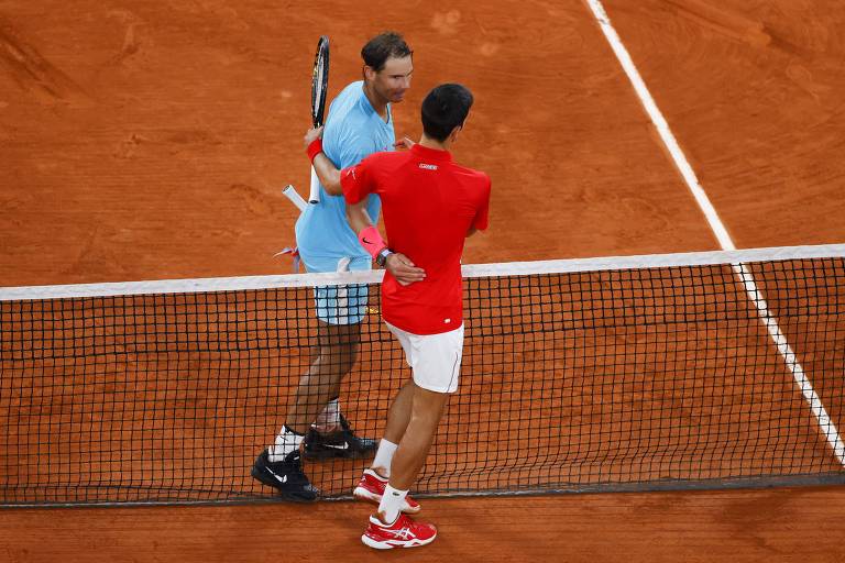 O sérvio Novak Djokovic e o espanhol Rafael Nadal na final de partida em Roland Carros 2020