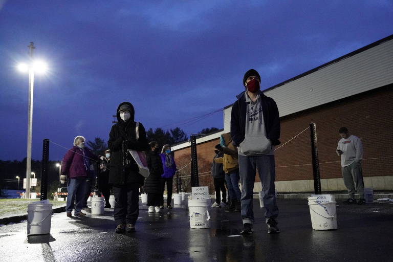 Eleitores em fila aguardam a abertura de local de votação em escola de Waterville, no Maine