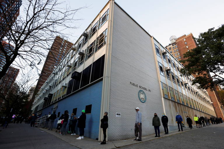 Fila de eleitores dobra o quarteirão em Manhattan, em Nova York