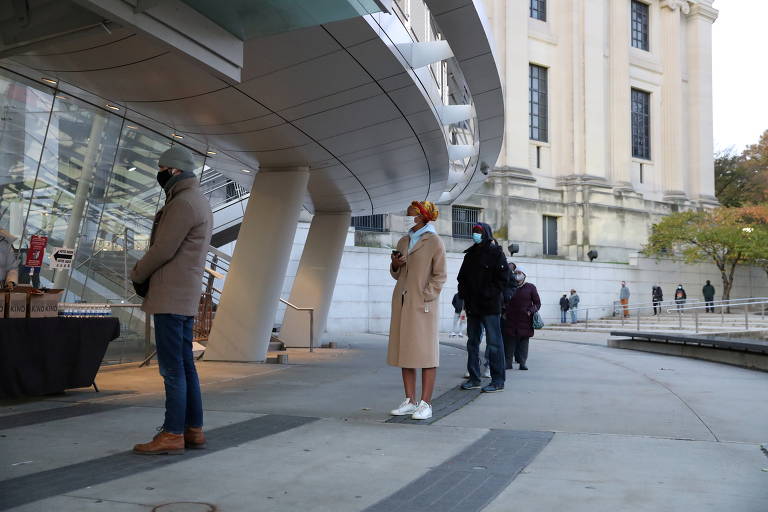 Eleitores aguardam os portões do Brooklyn Museum, em Nova York, serem abertos para votar nas eleições desta terça