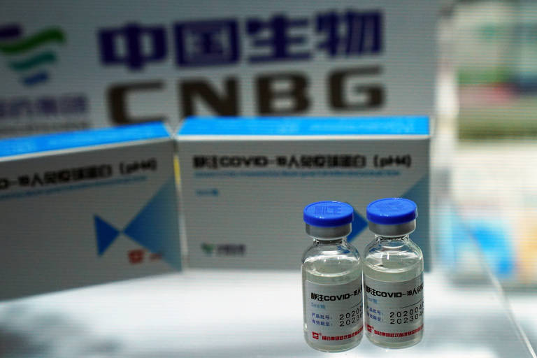 A estatal farmacêutica Sinopharm desenvolve uma vacina com vírus inativado que está em fase 3 de testes na China e nos Emirados Árabes Unidos