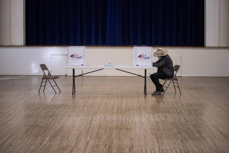 Morador de Marfa, no Texas, vota para presidente nesta terça (3)