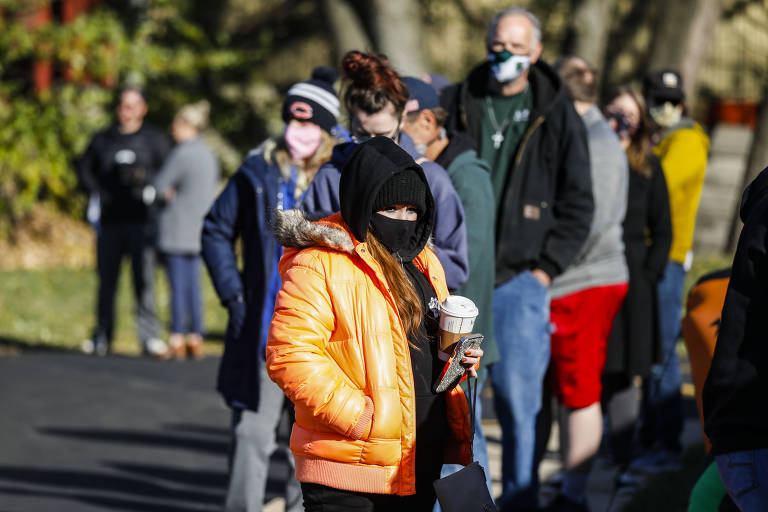 Fila para votar nesta terça (3) em Pleasant Prairie, no Wisconsin