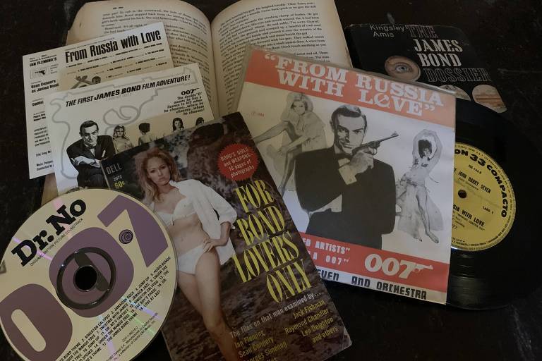 Capas de livros e discos relativos aos primeiros filmes de 007, estrelados por Sean Connery 