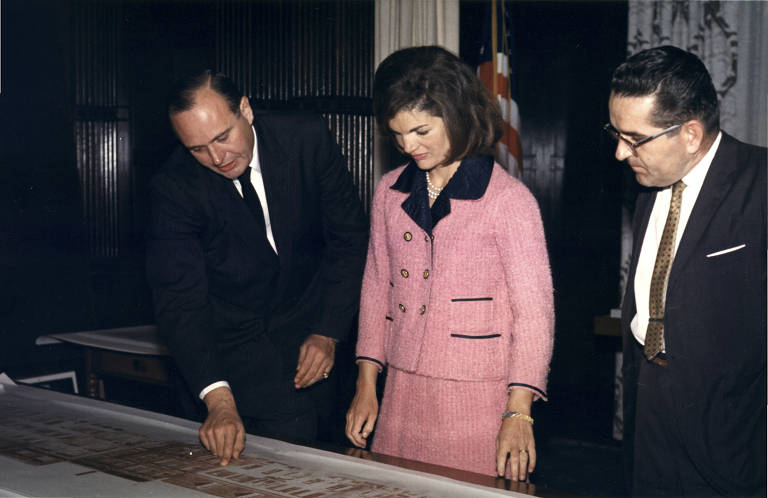 A primeira-dama Jacqueline Kennedy Onassis, conhecida como Jackie, foi uma figura importante nesse período. Ela se tornou um ícone da moda, lançando tendência com seus ternos, óculos escuros e lenços no cabelo. O casal e seus dois filhos eram extremamente populares