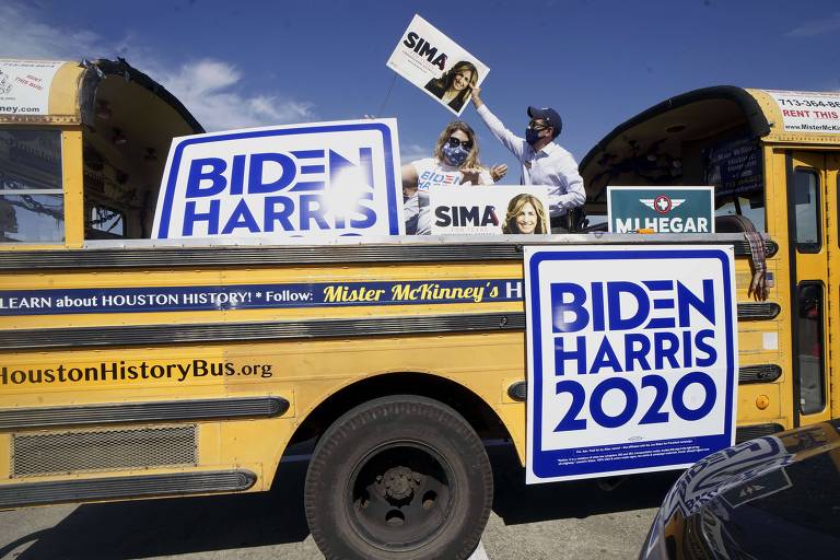Apoiadores de Joe Biden fazem campanha para democratas em Houston, no Texas 