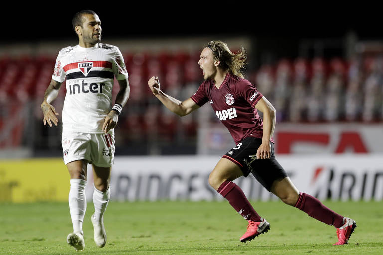 Pedro De la Vega comemora o primeiro gol do Lanús no Morumbi, ao lado do meia Daniel Alves