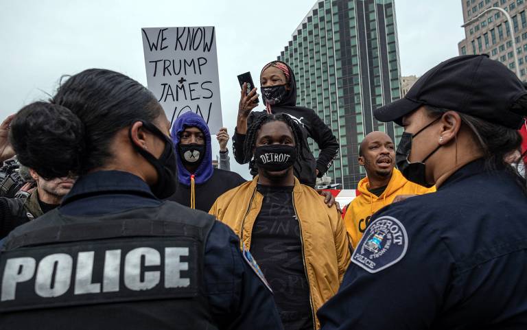 Polícia separa manifestantes a favor da contagem dos votos de apoiadores de Trump, que querem a paralisação da contagem, em Detroit, no Michigan