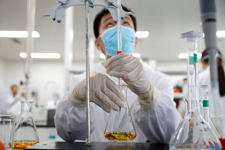 Funcionário trabalha em laboratório da empresa chinesa Sinovac, que está desenvolvendo uma vacina experimental contra a Covid-19
