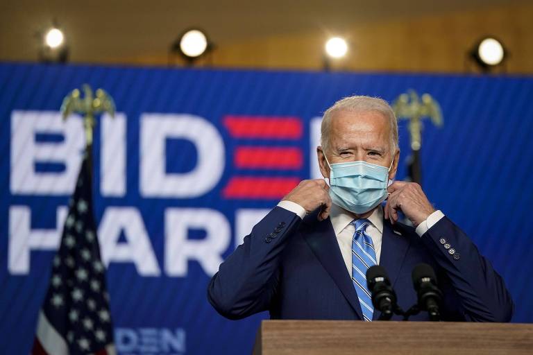 O candidato democrata à Presidência, Joe Biden, tira máscara antes de discursar em Wilmington, no estado de Delaware
