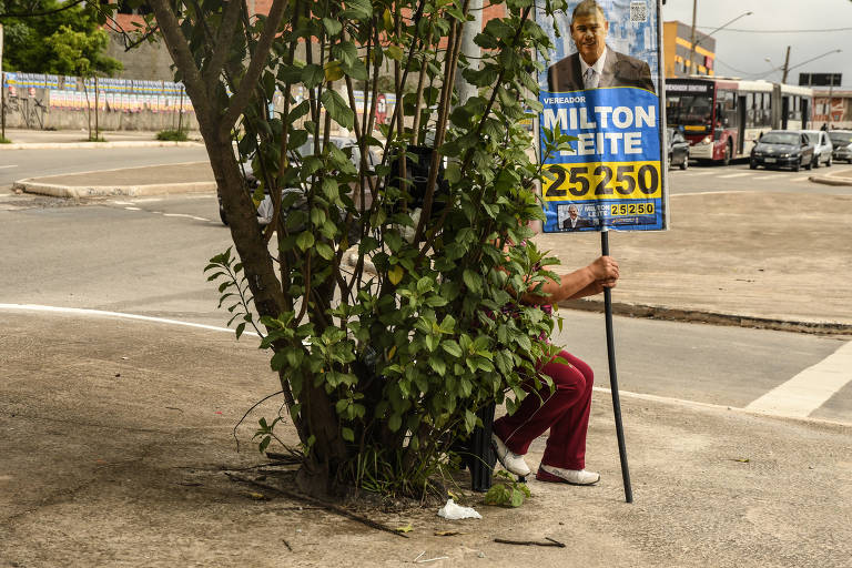 Cabo eleitoral segura material de campanha de Milton Leite; vereador do DEM disputa a reeleição em São Paulo