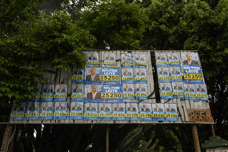 Cartazes do vereador em bairros da zona sul; fotos e cartazes estão espalhados em diversos locais