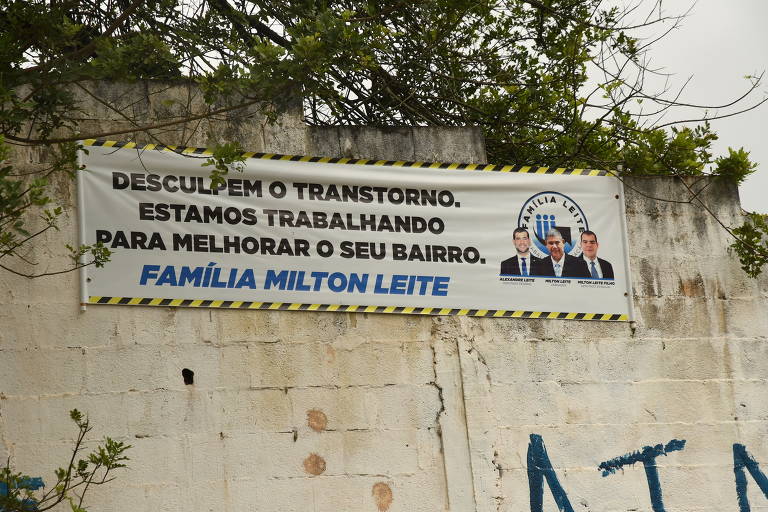 Uma das faixas da família de Milton Leite colocadas perto de obras da Prefeitura de São Paulo