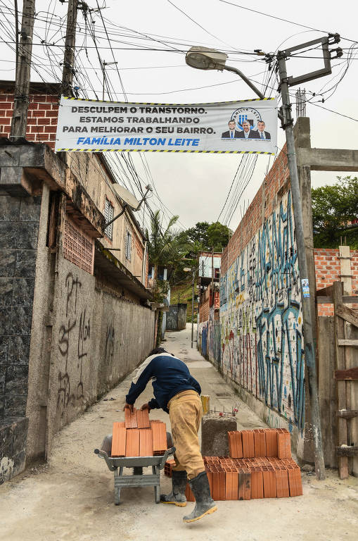 Cartazes da família Milton Leite em viela que passou por reforma no bairro de Colônia