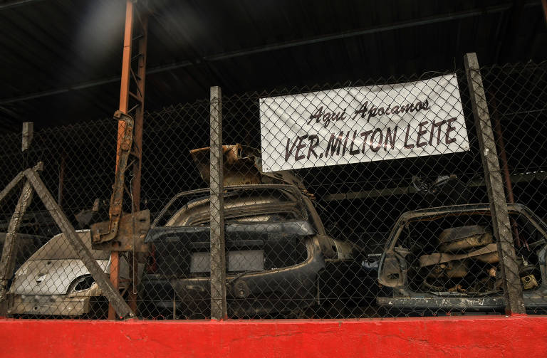 Cartaz de apoio a Milton Leite; funcionários do local dizem que equipes passam pedindo autorização para colocar a mensagem no espaço