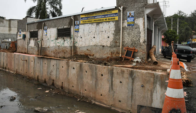 Faixa agradecendo a Milton Leite em frente a obra na zona sul