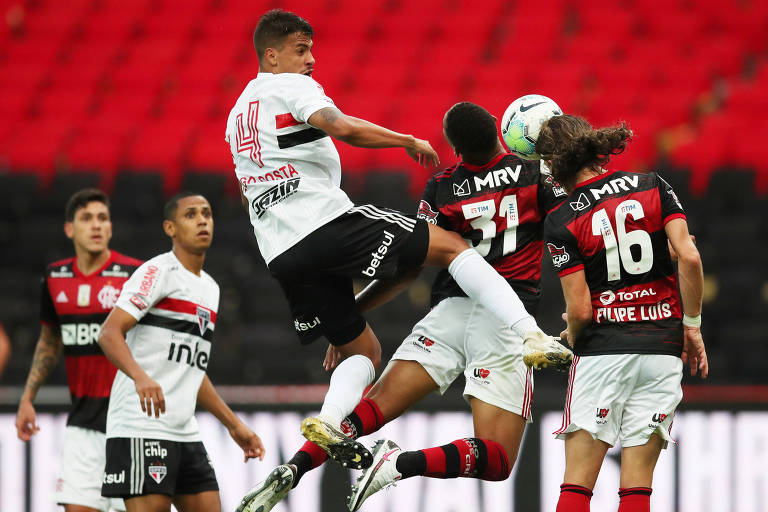 Lance do último jogo entre Flamengo e São Paulo pelo Brasileiro