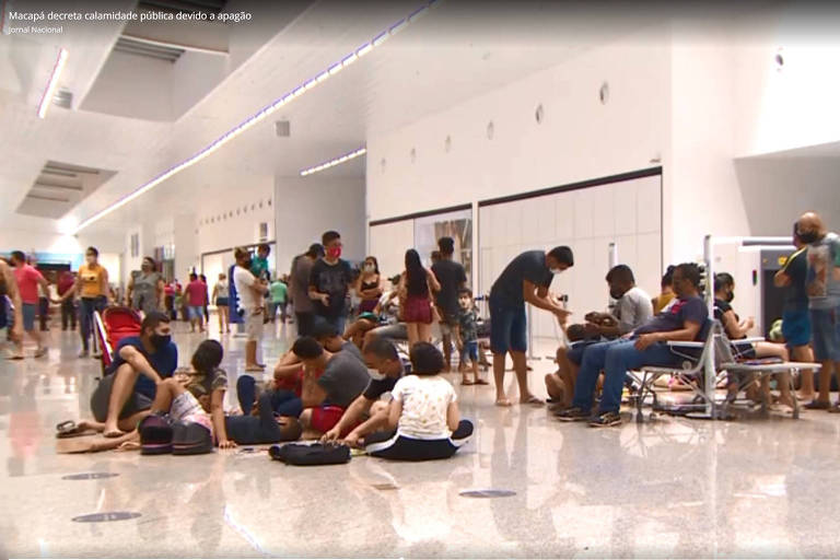 Moradores de Macapá utilizam tomadas do aeroporto internacional da cidade para carregar celulares e notebooks. Cidade decretou estado de calamidade pública.