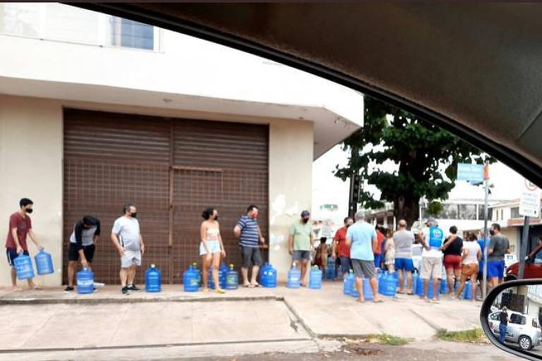 Moradores enfrentam fila para comprar água mineral nas poucas distribuidoras que ainda têm estoque.