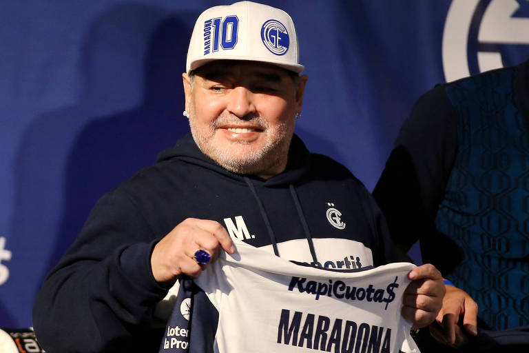 Diego Maradona em sua apresentação como técnico do Gimnasia La Plata
