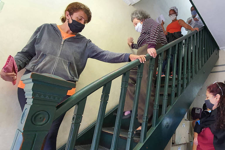 Consultórios funcionam no pavimento superior; acesso é feito por meio de escada íngreme e estreita